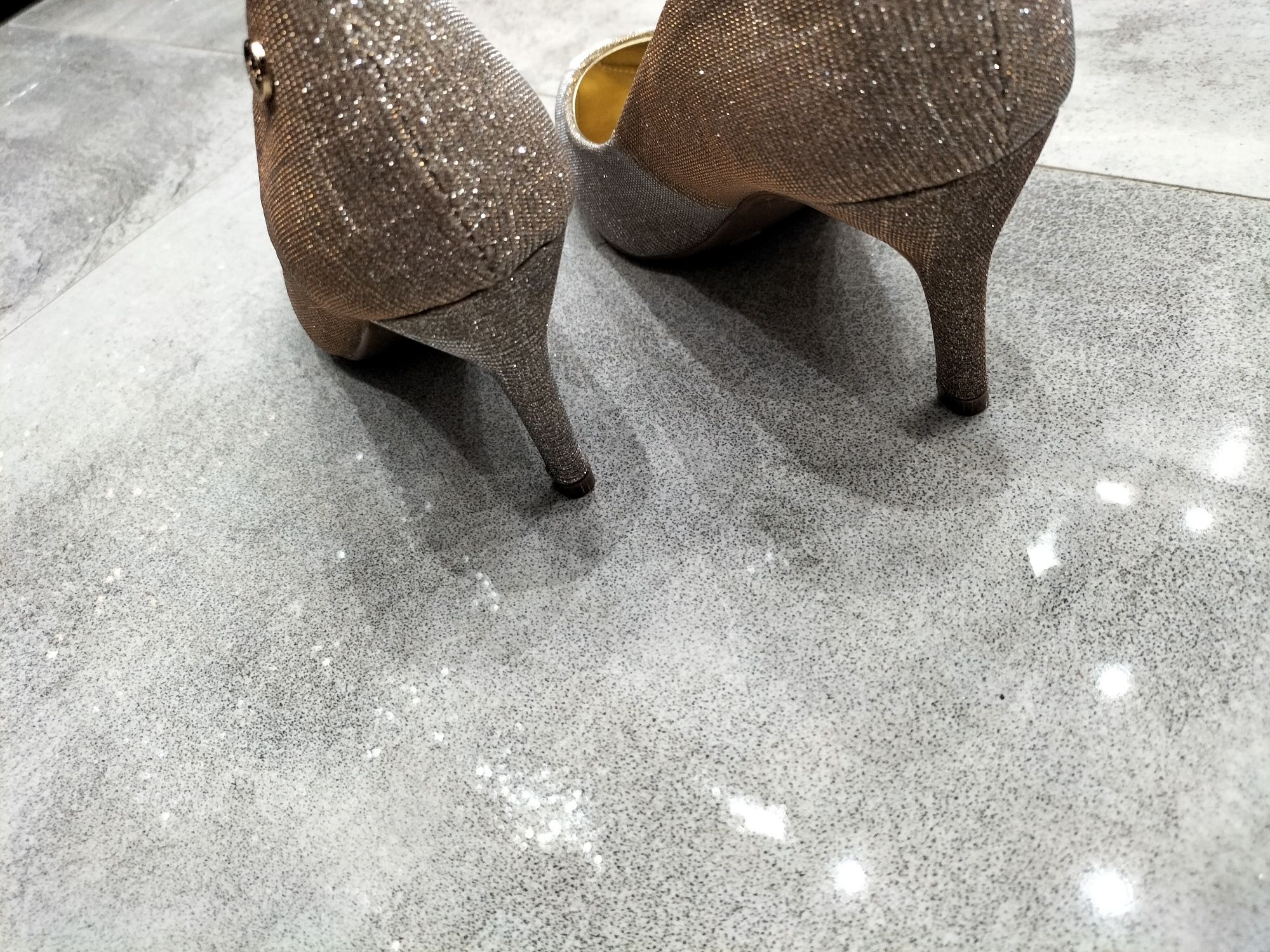 Buty szpilki złote