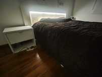 Quarto de casal completo em branco piano