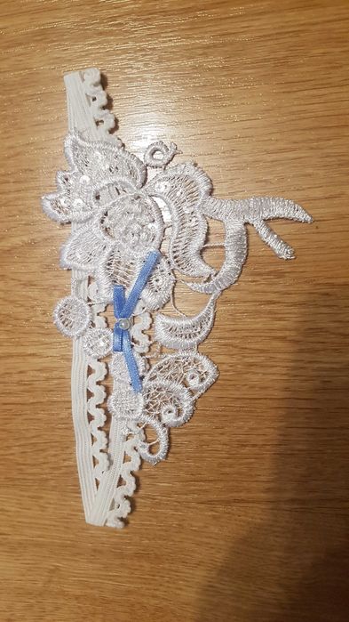 Podwiązka ślubna koronkowa z niebieską kokardką