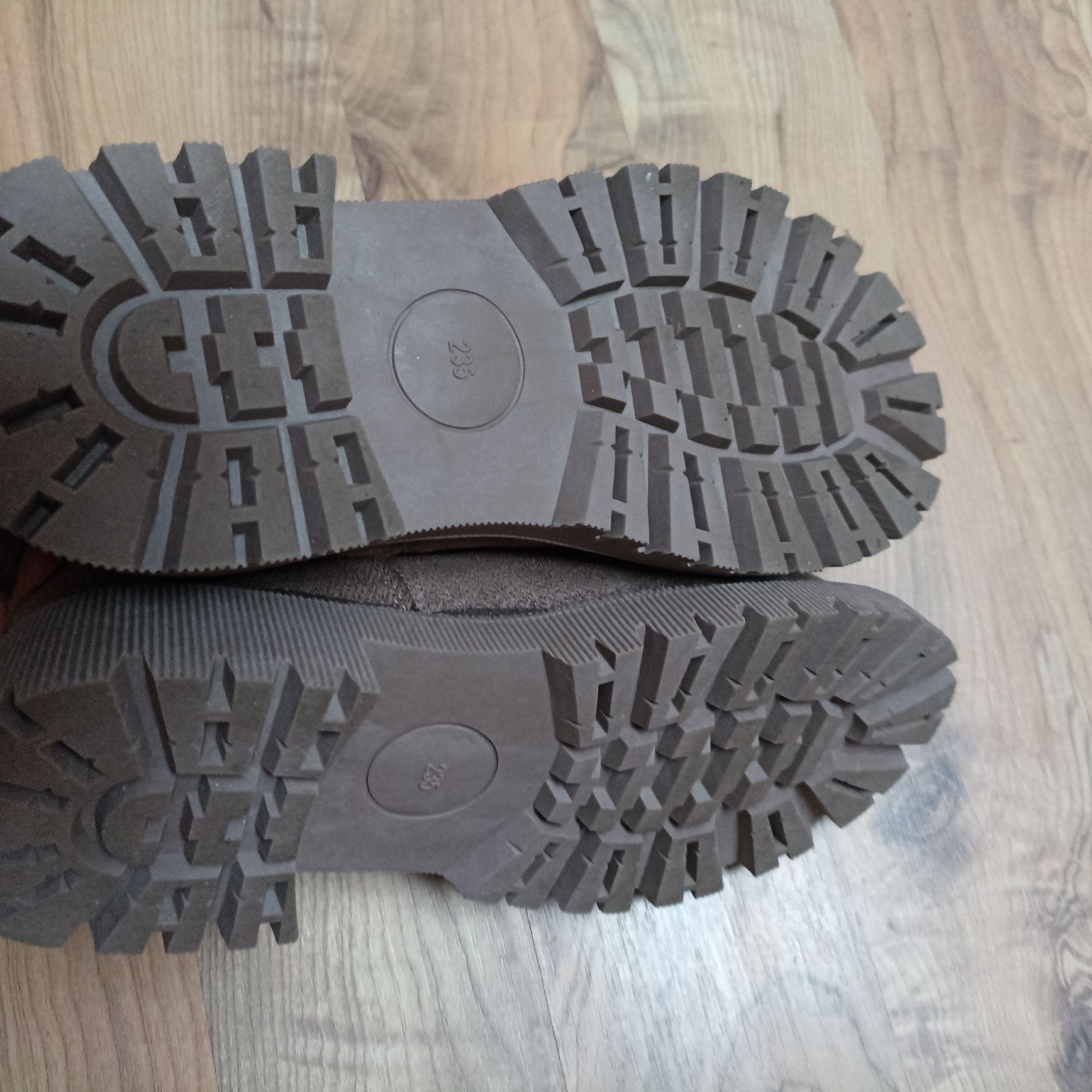 Brązowe zamszowe zimowe buty F&S