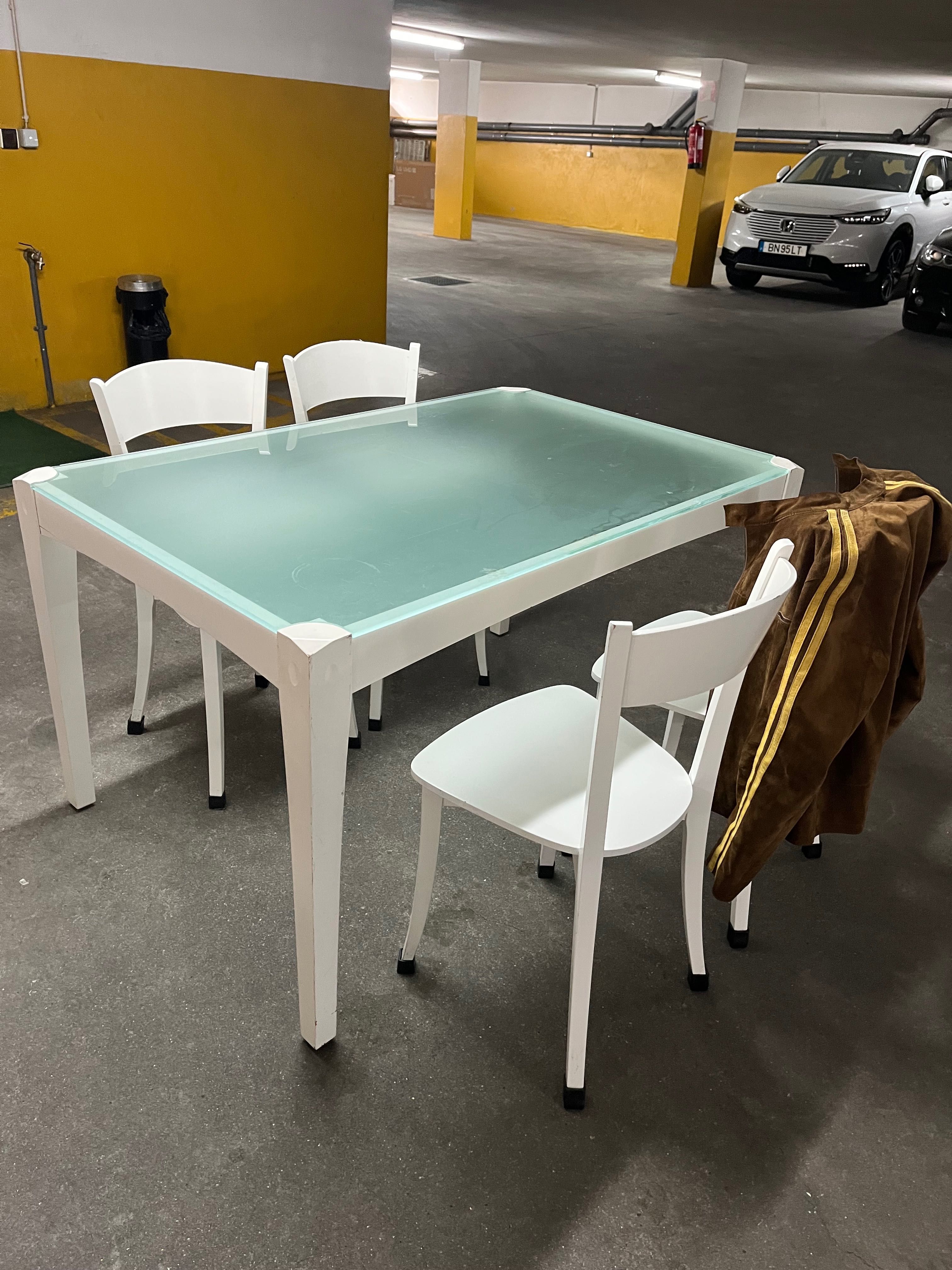 Mesa acabamento branco e vidro