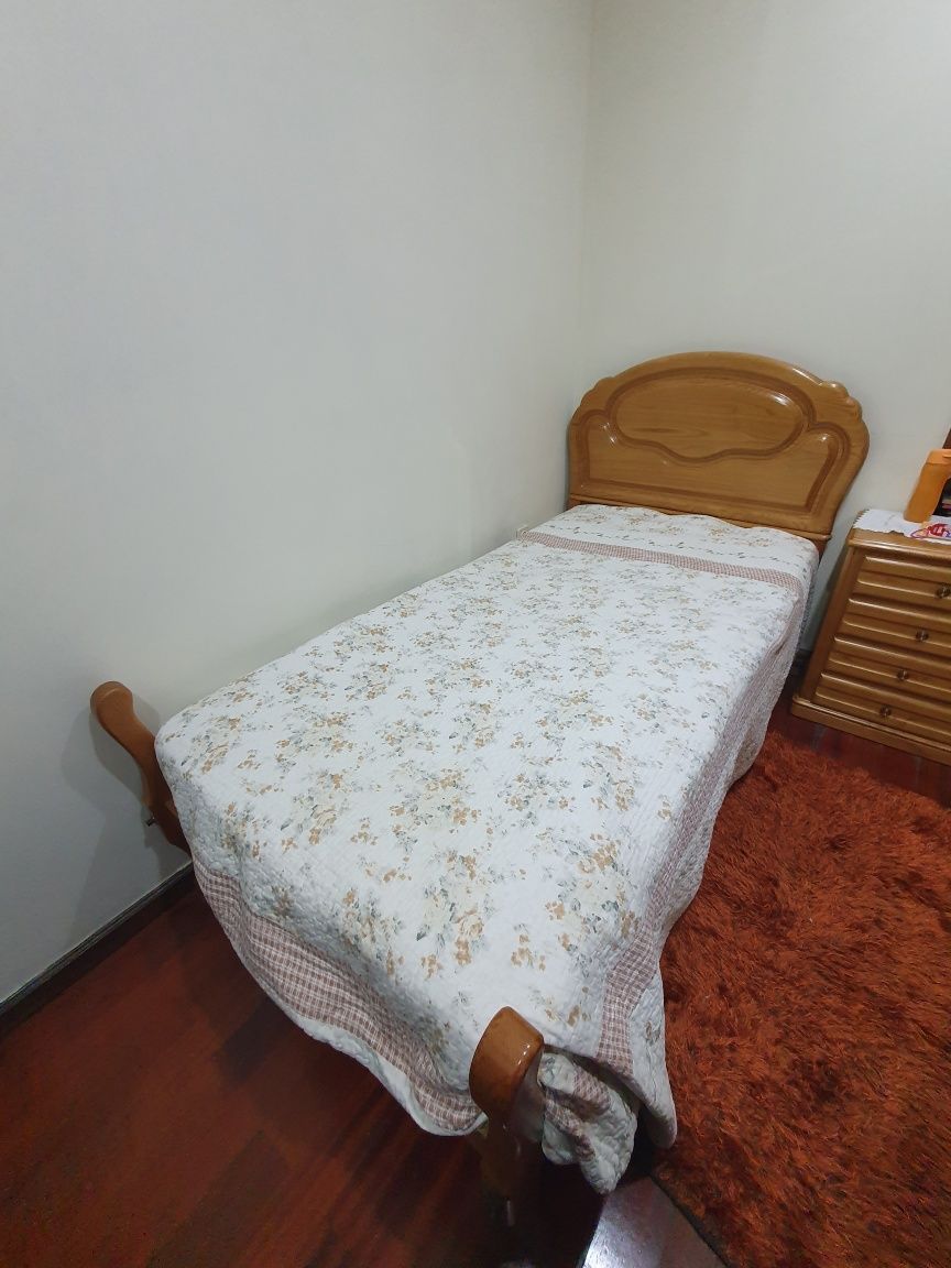 Cama solteiro em madeira