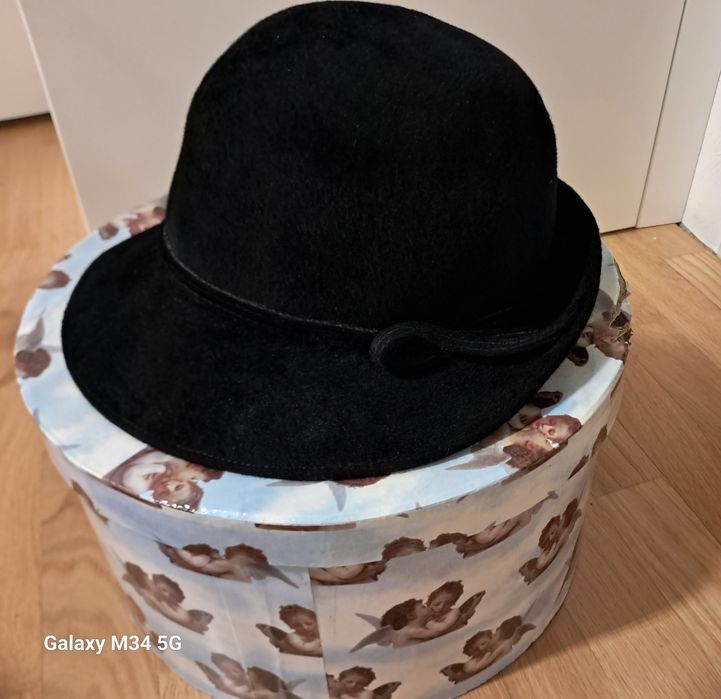 Kapelusz damski czarny,welurowy,stan idealny