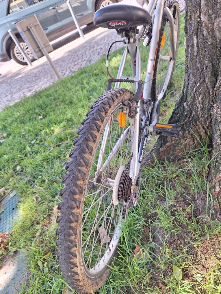 Bicicleta velha a precisar manutenção