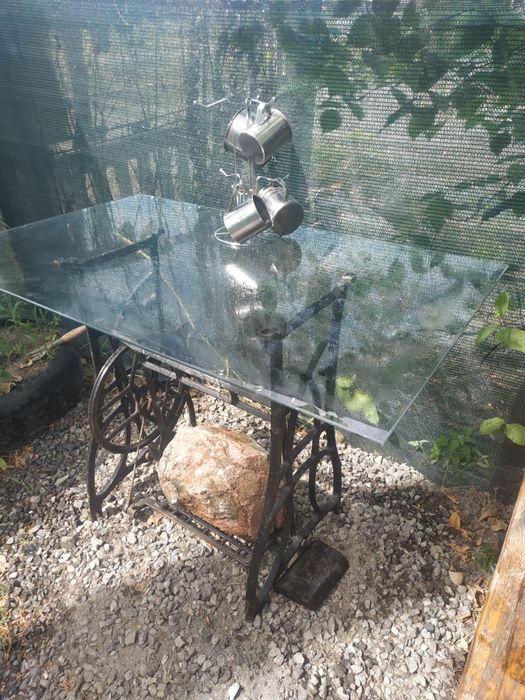 Станина швейной машины, чугунная.подставка под мангал.колун,дровокол