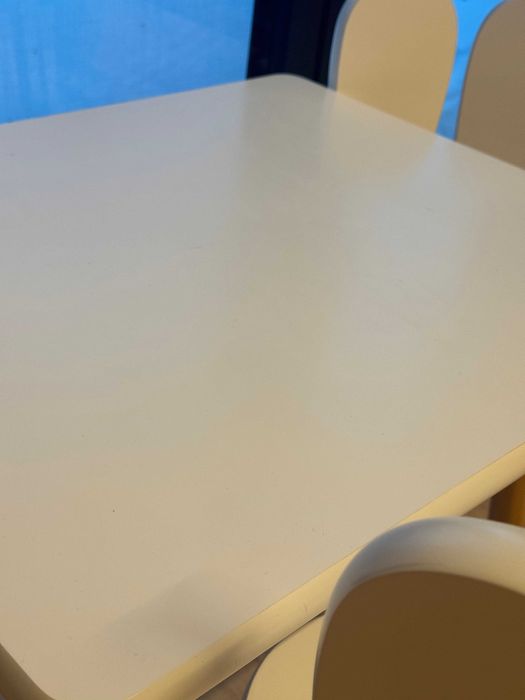 Rabbit - drewniany stoliczek z dwoma krzesłami do pokoju dziecka