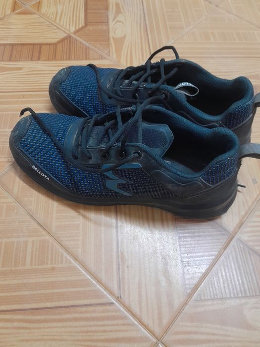 Este é um par de calçado de segurança Bellota S3S Run azuis.