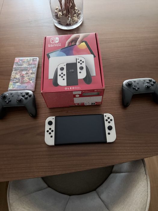 Nintendo Switch Oled com 2 comandos e microSD