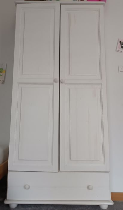 Drewniana szafa biała