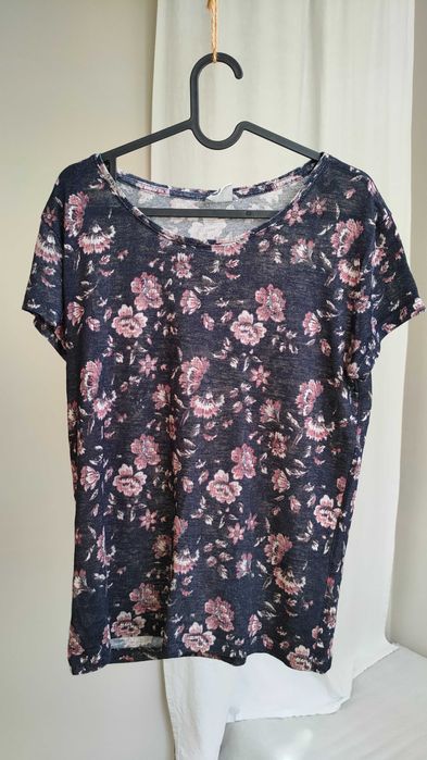 T-shirt w kwiaty