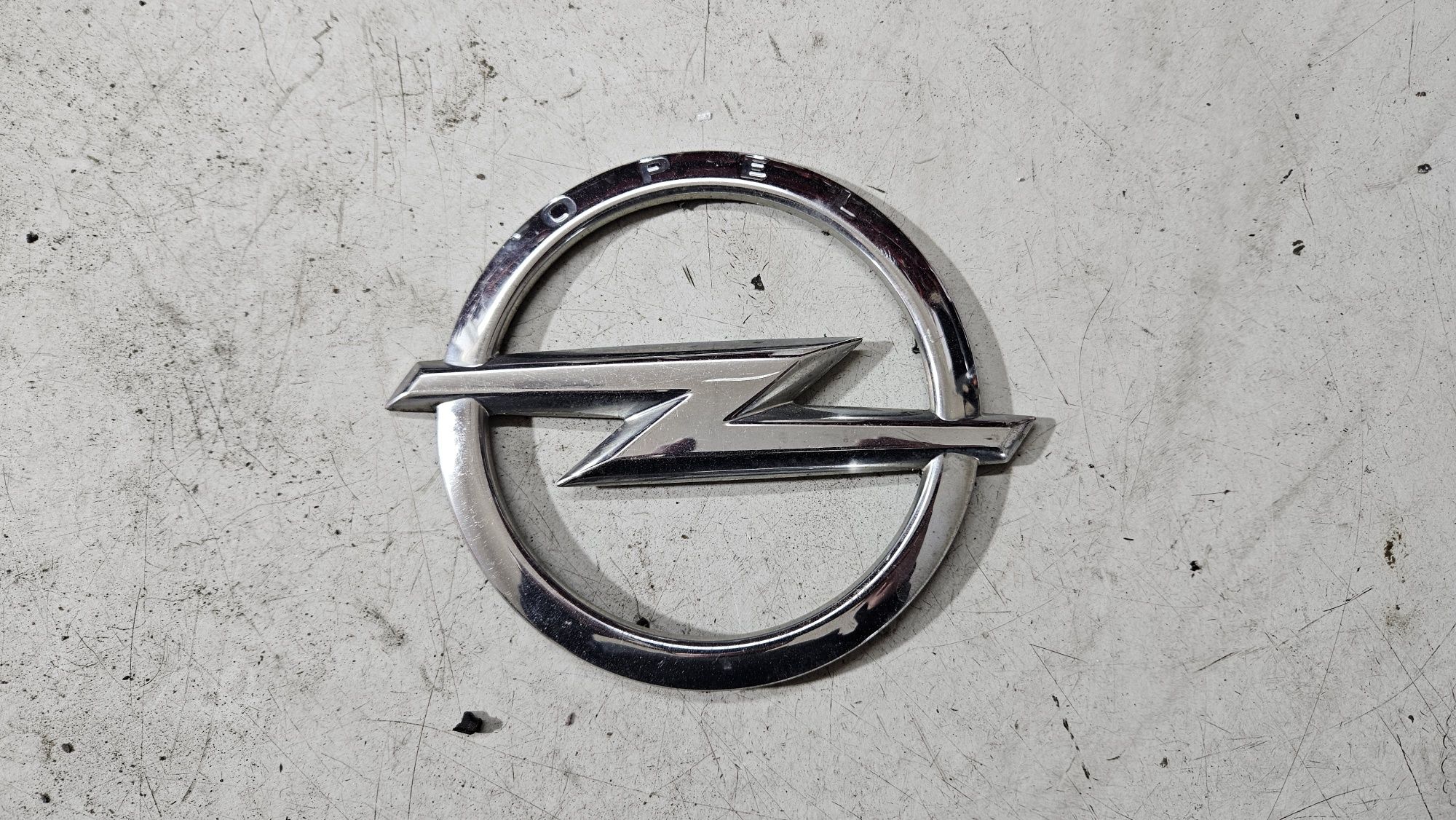 Emblemat logo znaczek tylnej klapy bagażnika tył opel astra j IV kombi