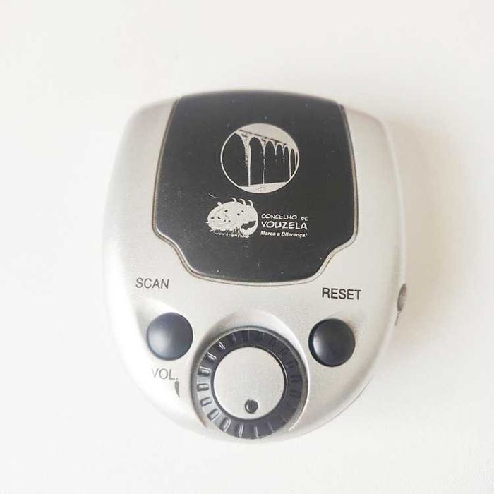 Radio FM a pilhas AAA 6x7cm com auriculares e caixa