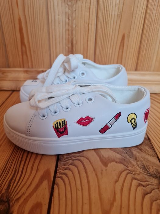 Дитяче взуття тапочки кросівки босоніжки