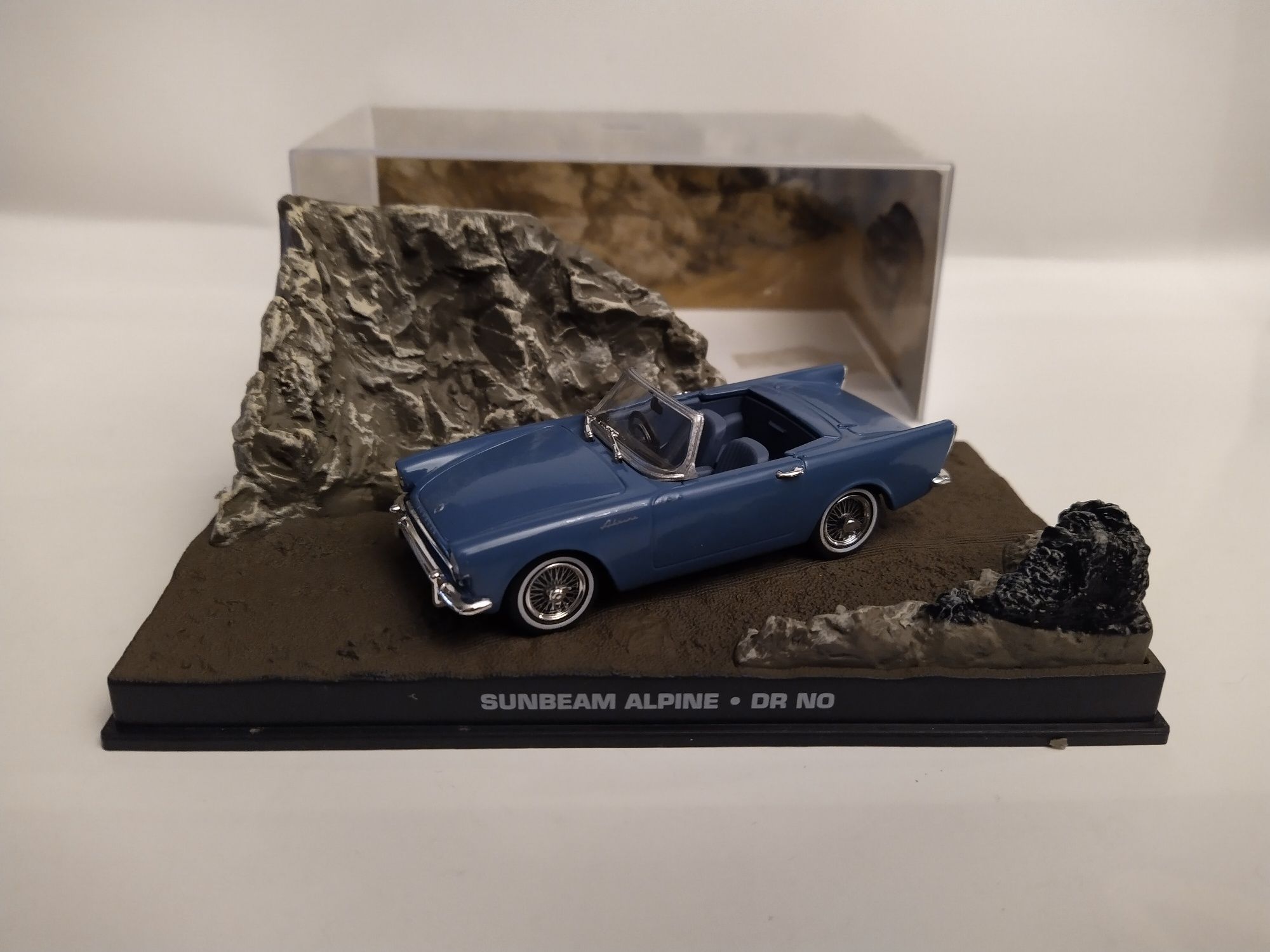 Sunbeam Alpine James Bond wersja bez figurki Skala  1:43