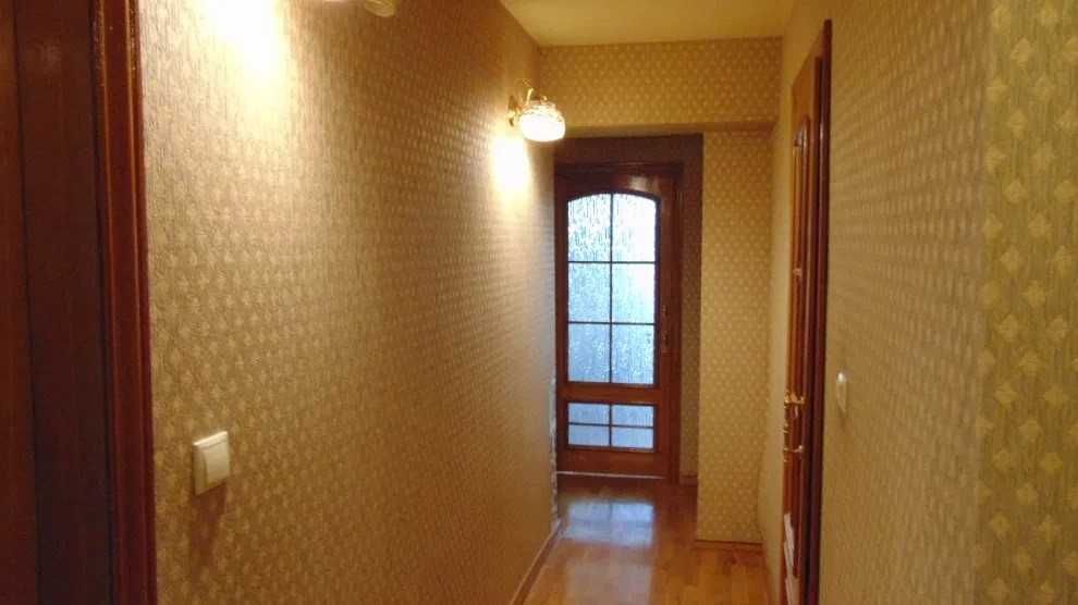 Здається кімната для дівчини, у великій 3-кімнатній квартирі.