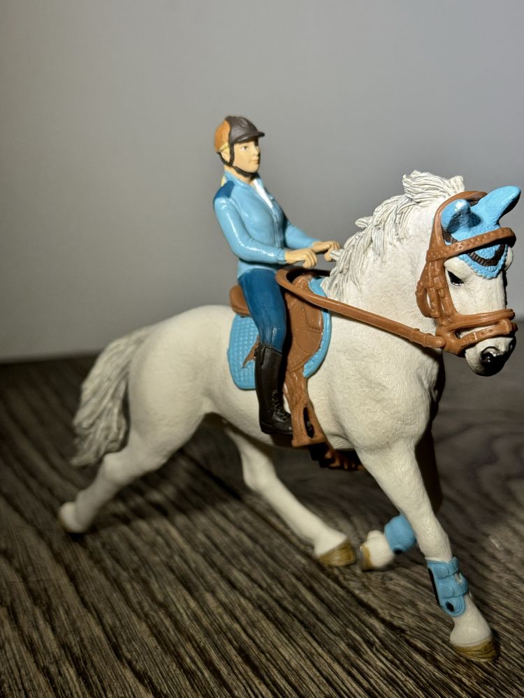 Figurka konia z jeźdźcem Schleich 42111- Dżokej
