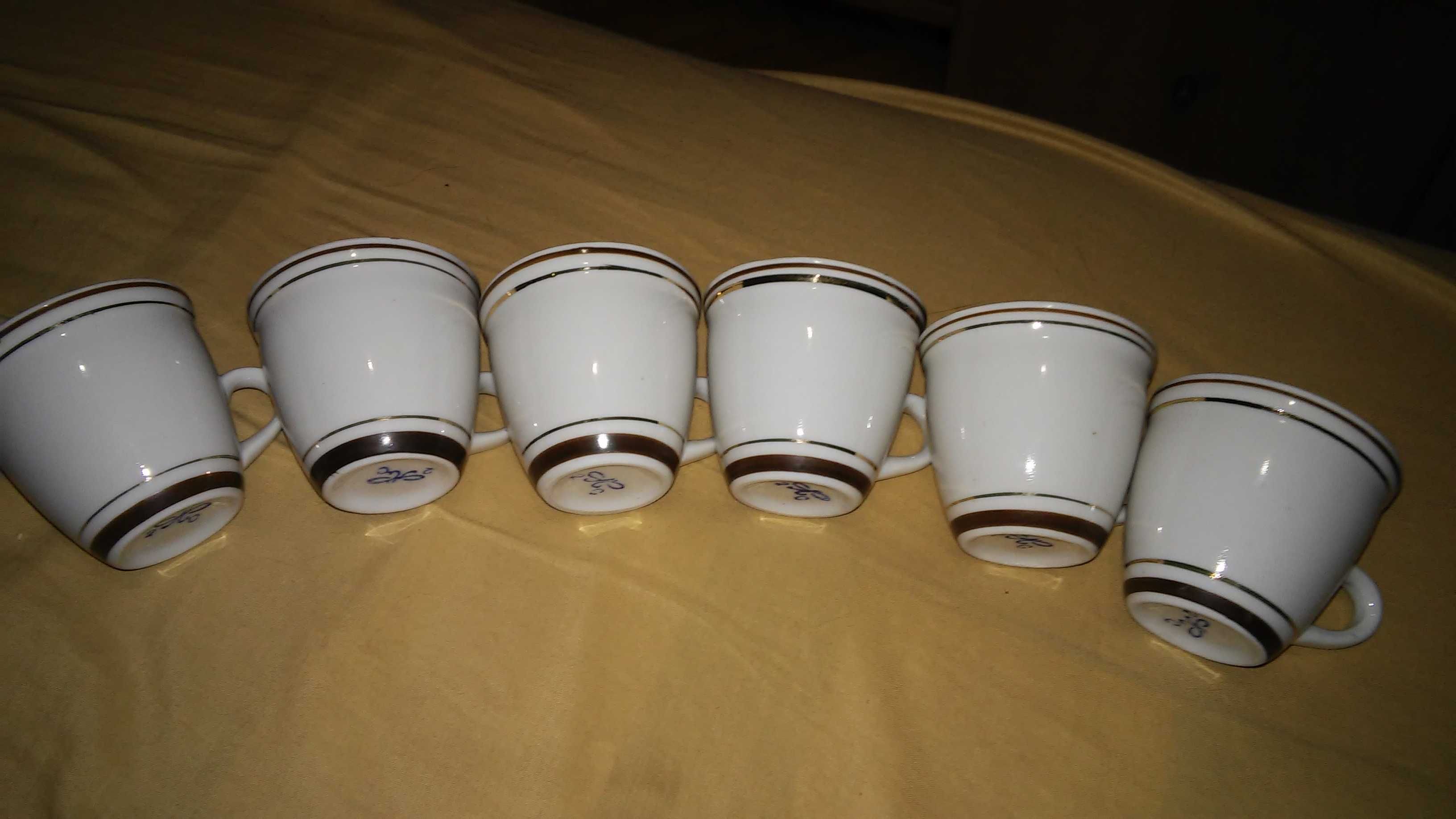 Чашечки кофейні білі з позолотою