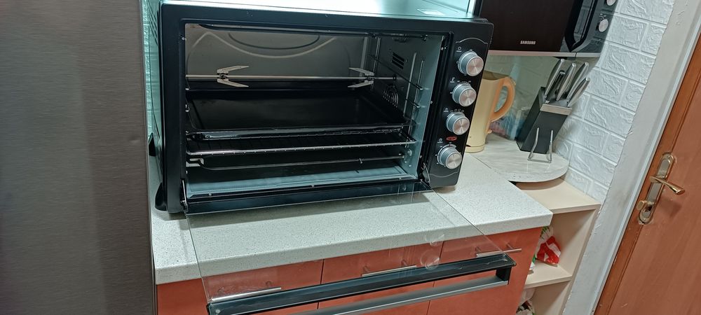 Електропечь Liberton Leo-800, на 80 литров.