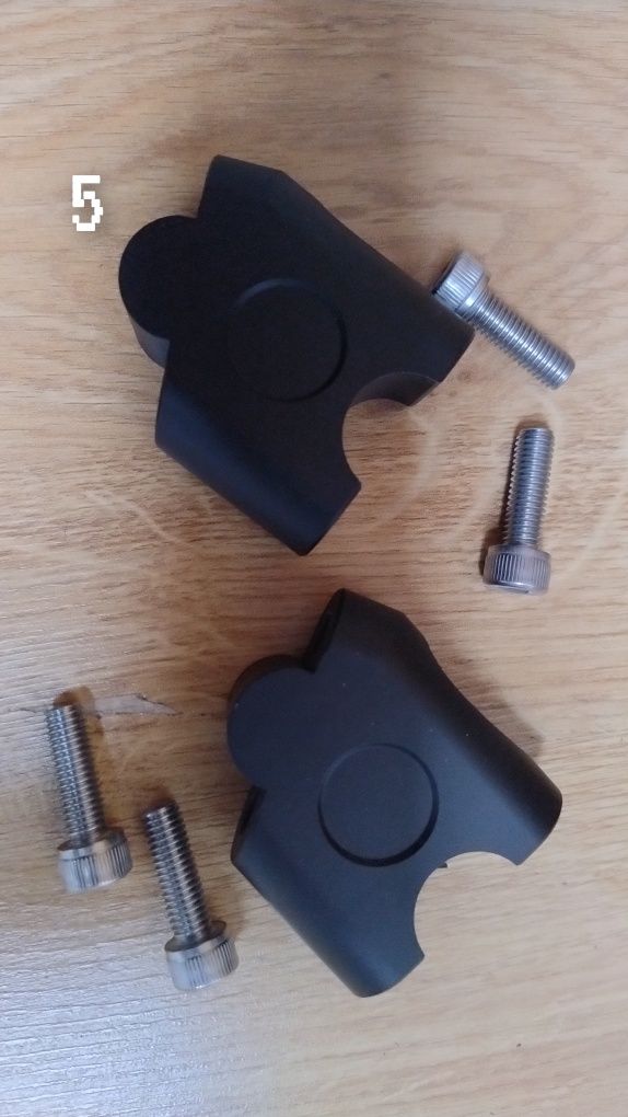 Varios acessórios moto - risers 22mm, bolsa telemóvel, Calibrador vel
