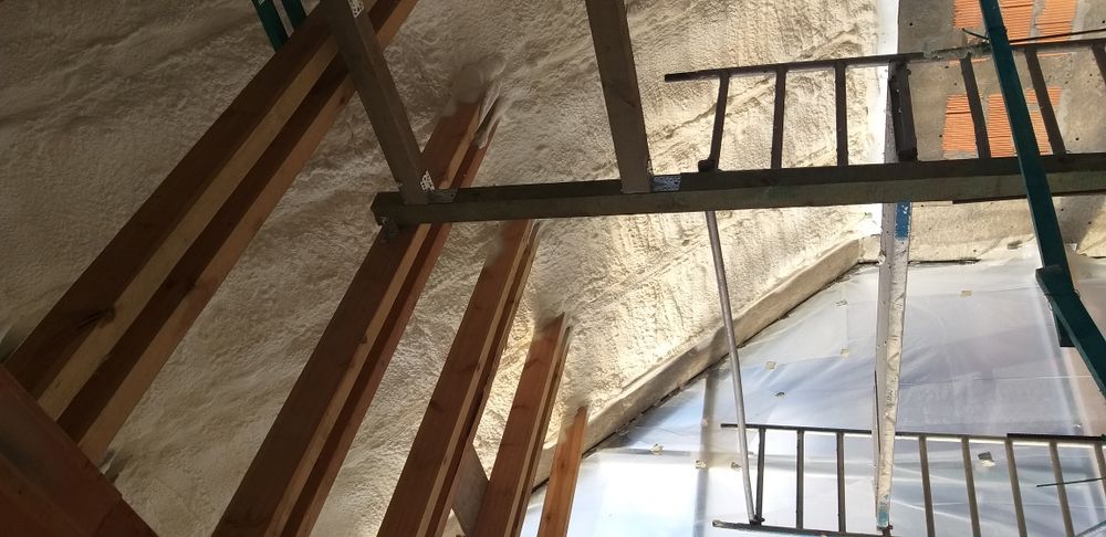 Ocieplenie pianką izolacja pianą docieplenia dachu poddasza piana pur