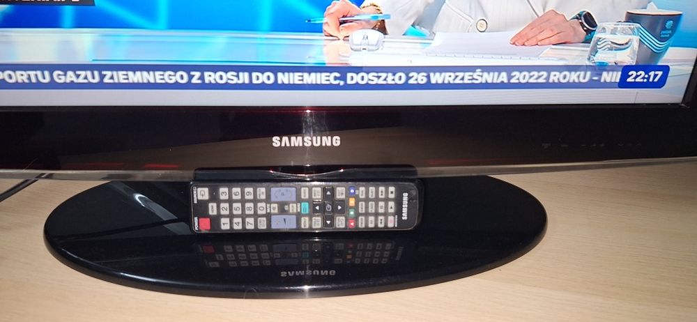 Tv Samsung LE32D450 32" HD z podstawą i pilotem.