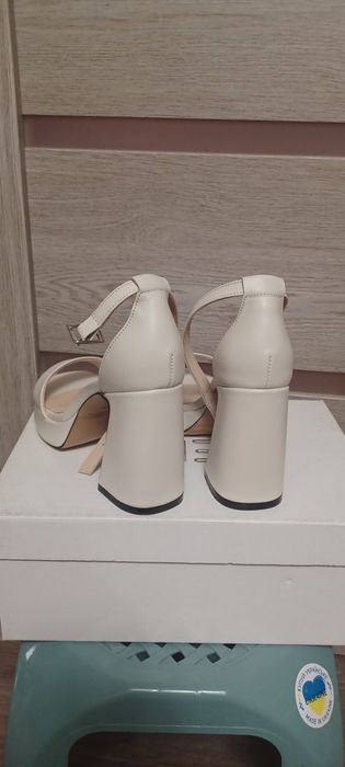 Босоніжки шкіряні