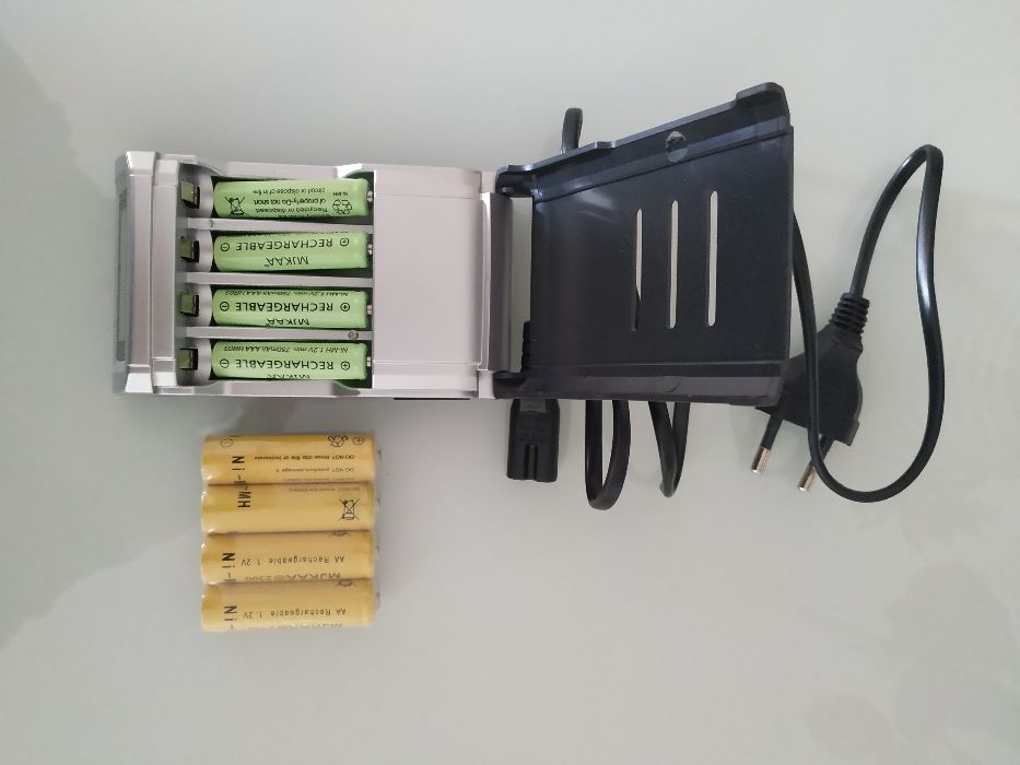 Carregador de baterias AA / AAA NiCd ou NiMH recarregáveis