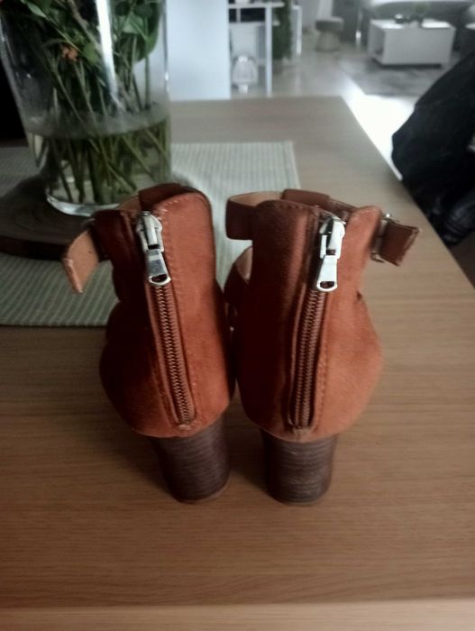 Sandálias em camurça