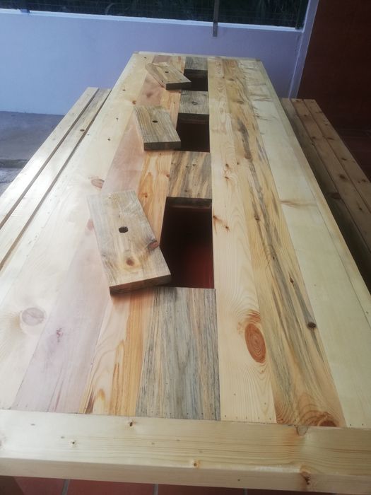 Conjunto de mesa e 4 bancos.