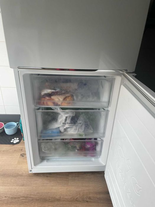 Frigorífico Combinado Usado com 3 anos. Apenas tem um pequeno toque