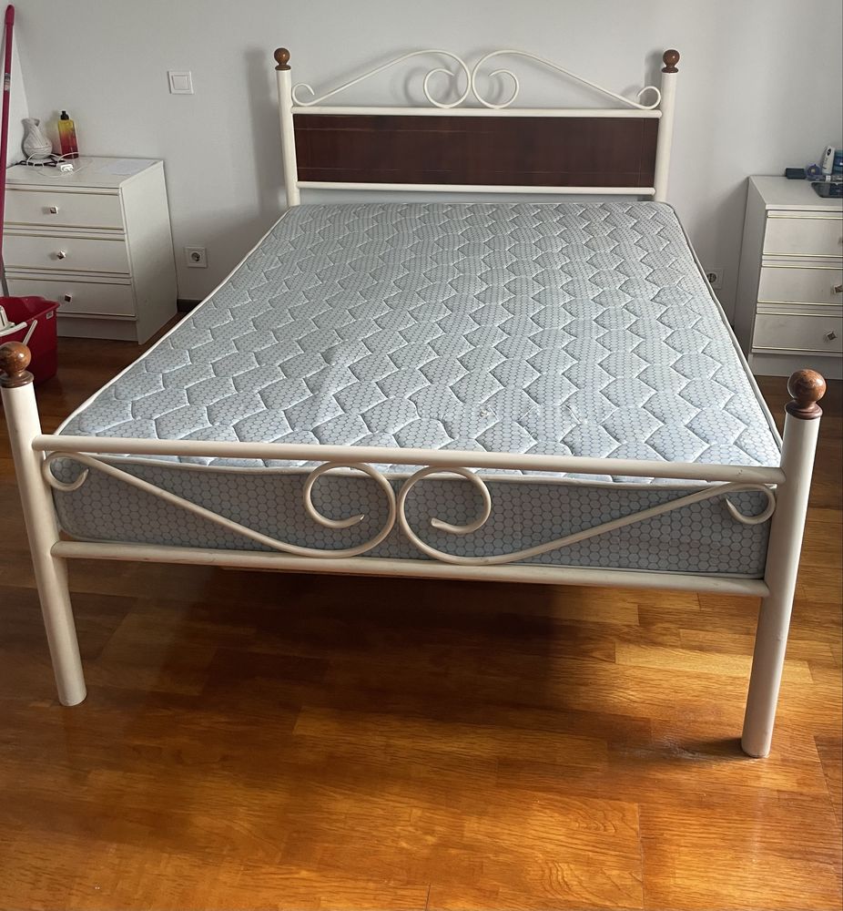 Cama casal usada