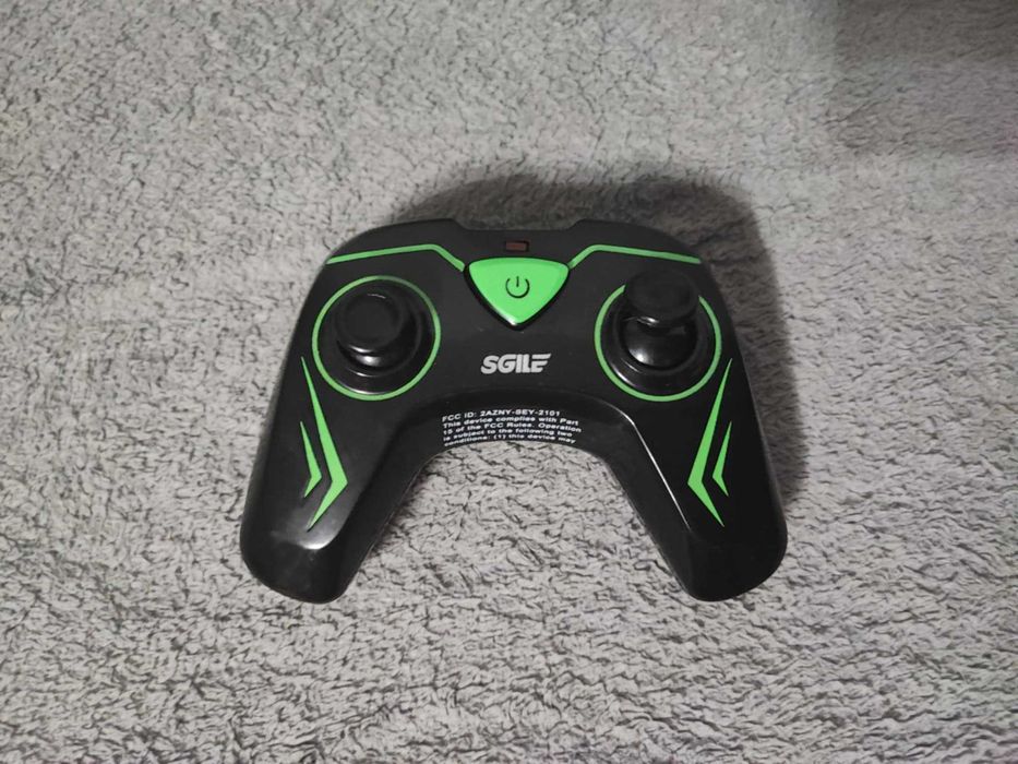 Samochodzik kaskaderski zdalnie sterowany zielony.