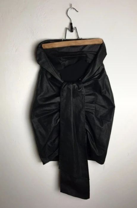 Czarna spódnica z wysokim stanem. Skórka.