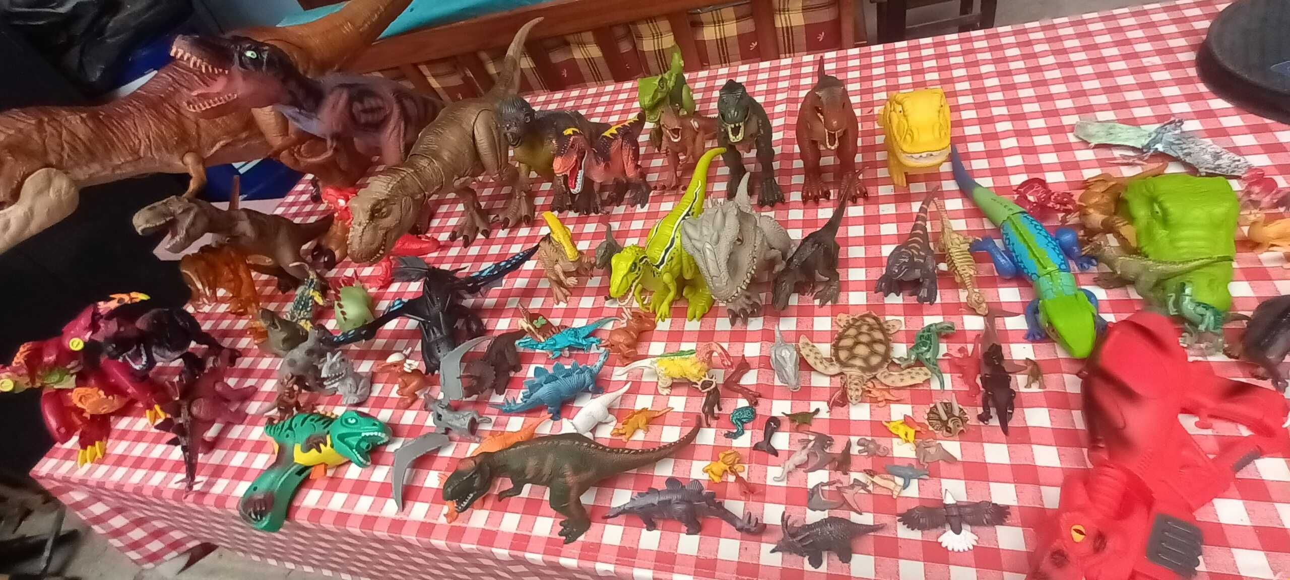 Dinoussauros de varios tamanhos posso vender á unidade