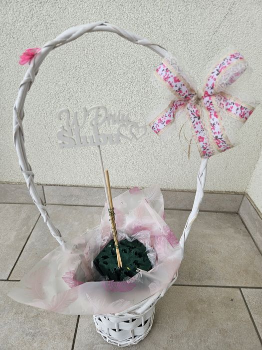 Biały kosz do kwiatów