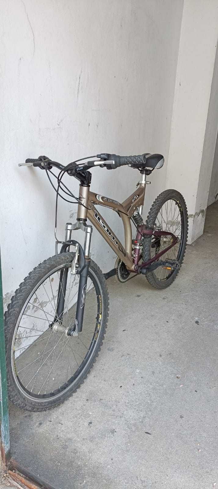 Bicicleta com pouco uso de 18 velocidades