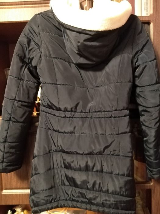 Куртка жіноча зимова  чорного кольору з білою теплою  підкладкою