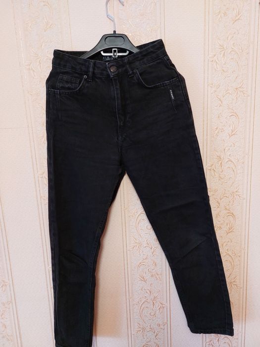 Чорні джинсові штани