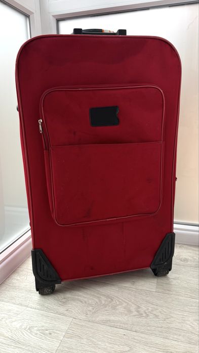 Большой чемодан на колесах