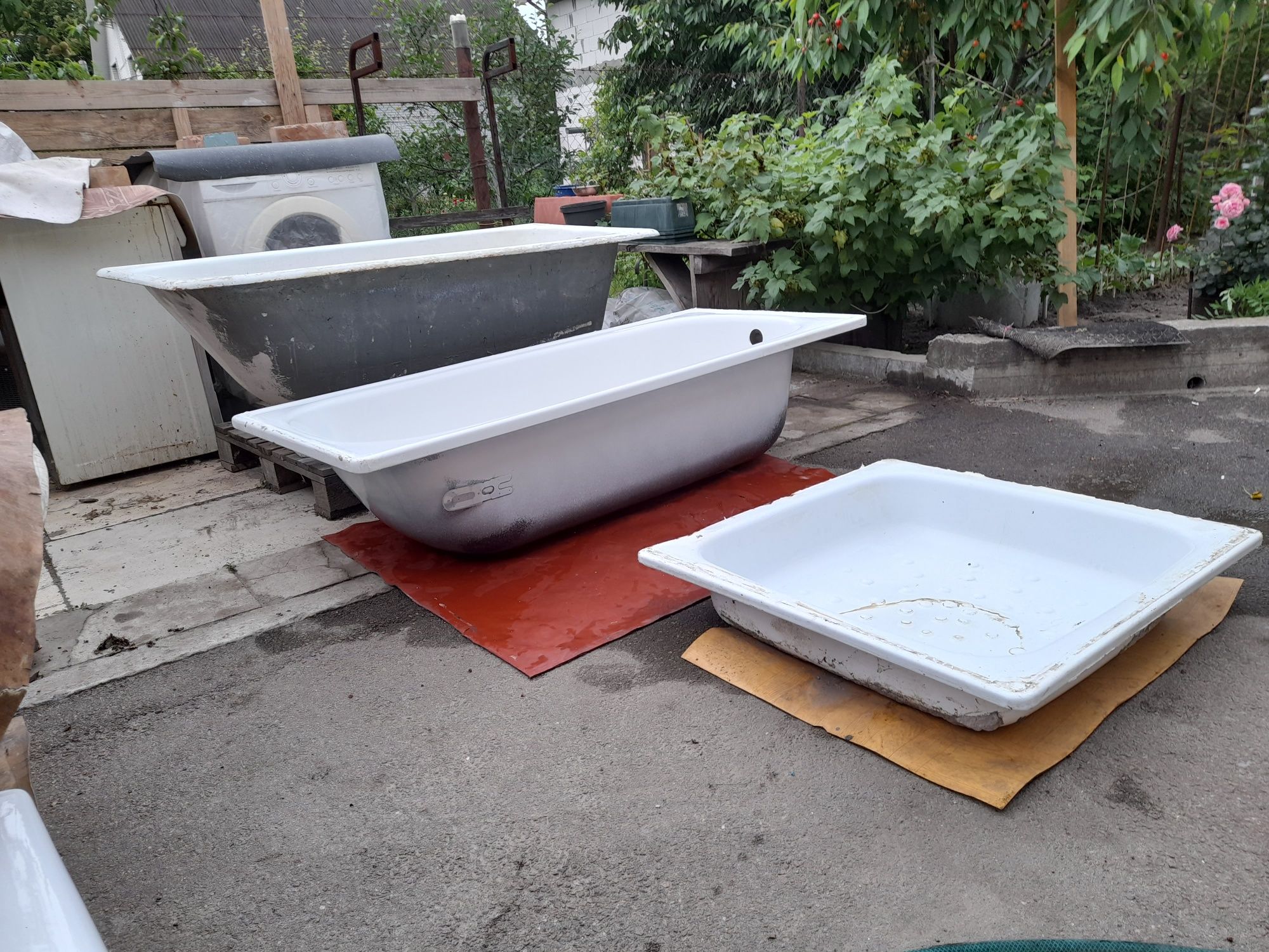 Чугунна та металева ванни, металевий піддон. Осокорки.