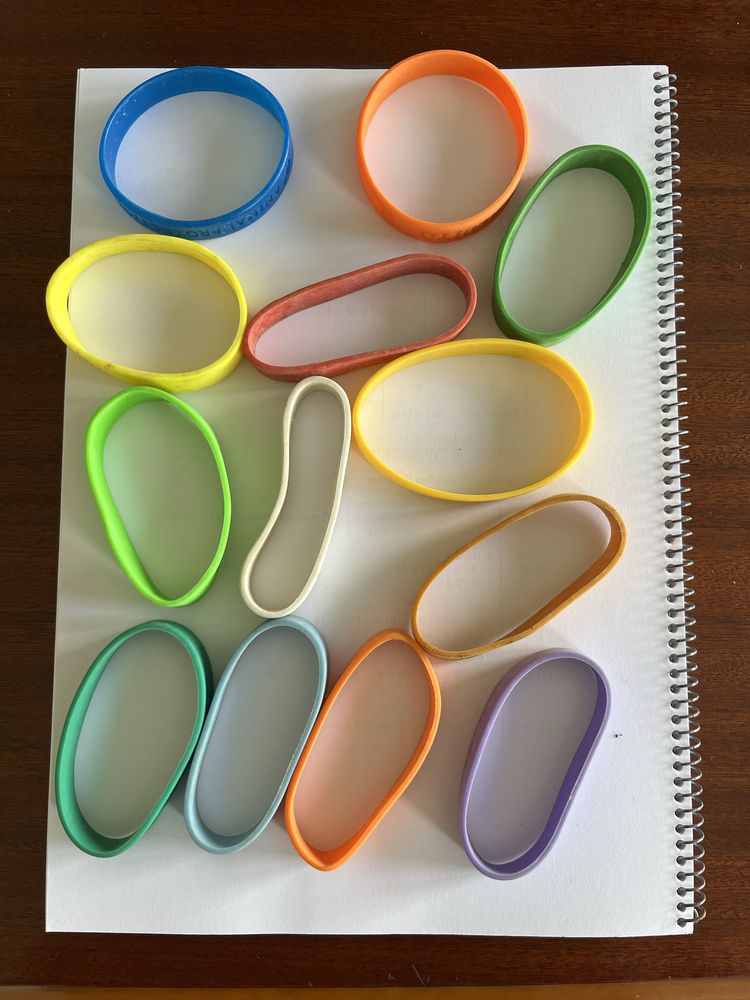 Pulseiras de plastico com varias cores