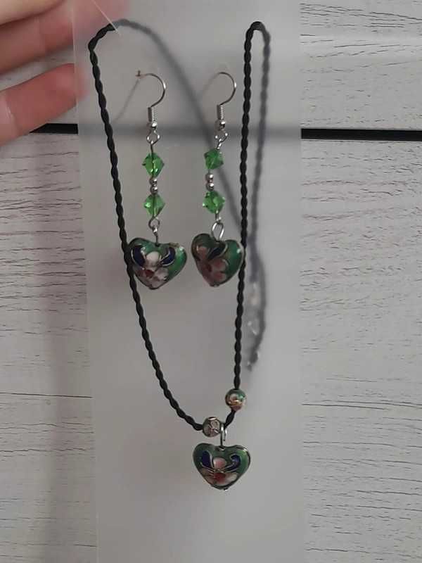 Stylowy zestaw biżuterii zielone serduszka naszyjnik i kolczyki