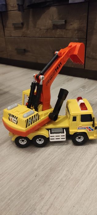Samochód z koparką