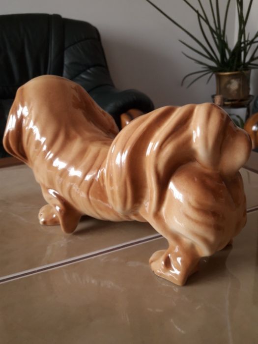 Porcelanowy pies Pekińczyk