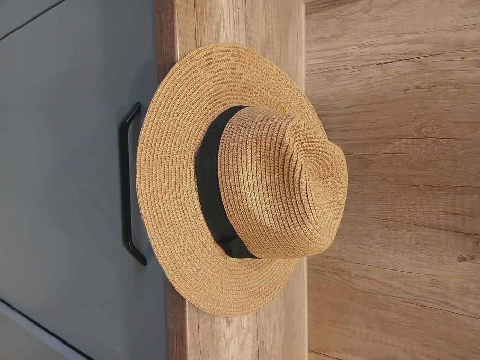 Męski kapelusz z paskiem