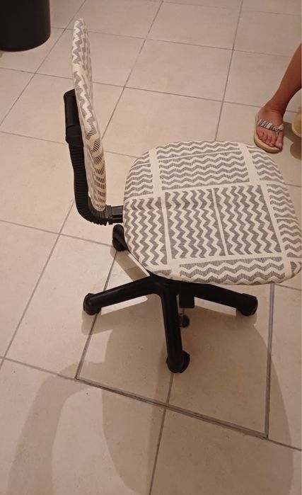 Cadeira de escritorio em tecido branco e azulão