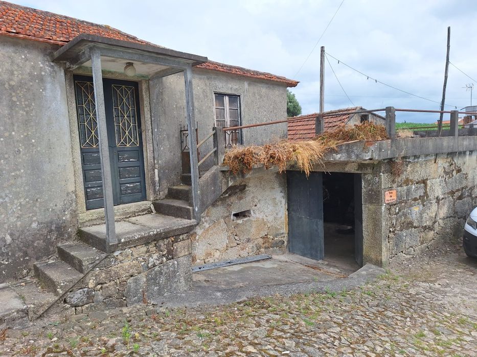 Moradia para restauro, com terreno