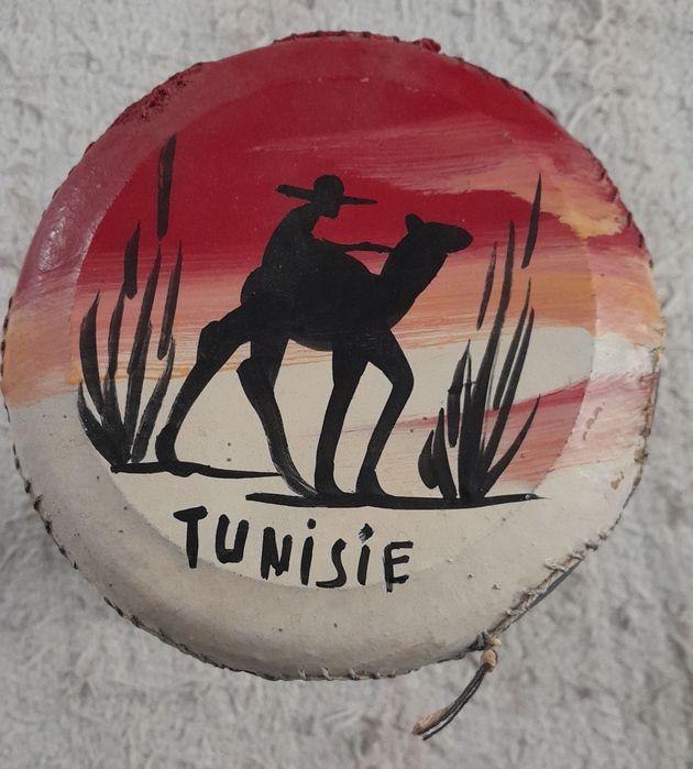 Djambe Tunísia  -de cerâmica e tambor em pele 
19 cm altura 
23 cm la