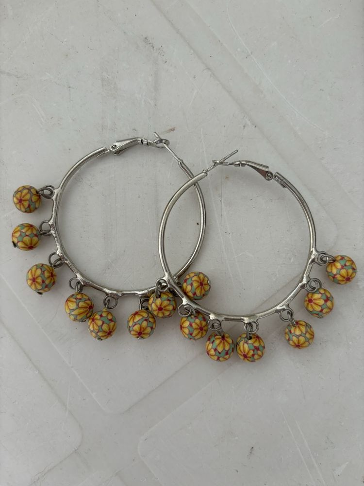 Brincos argolas de bolinhas