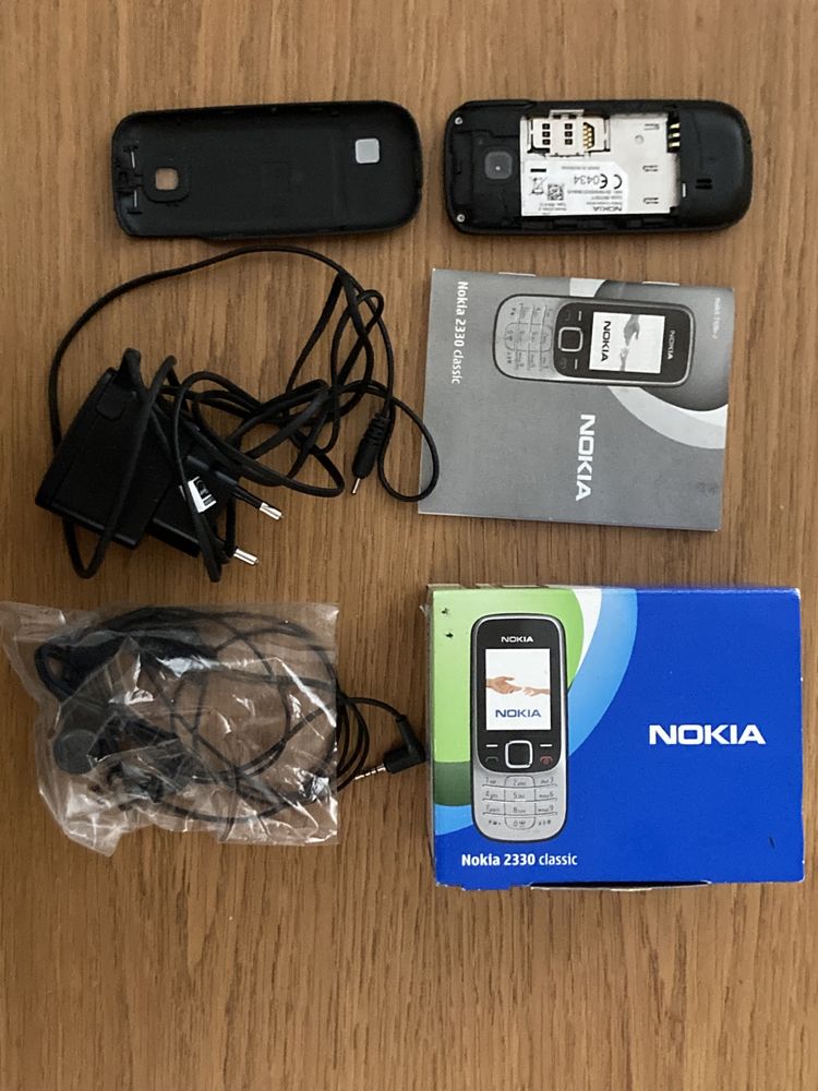 Telemóvel Nokia 2330, caixa, manual, carregador e phones
